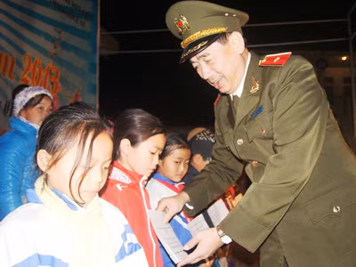 Thiếu tướng Lê Văn Đệ, Phó Tổng cục trưởng Tổng cục Xây dựng lực lượng Công an nhân dân trao học bổng cho học sinh nghèo vượt khó. Ảnh: Nguyễn Minh