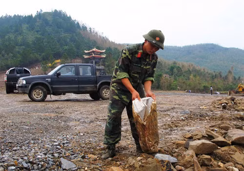 Thu gom rác quanh khu vực an táng