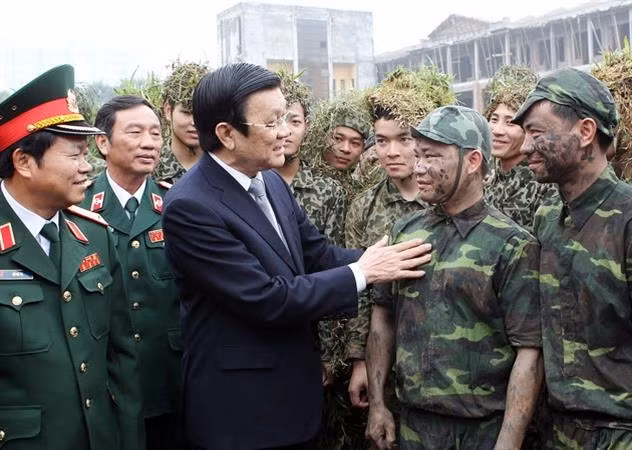 Chủ tịch nước Trương Tấn Sang thăm hỏi, động viên cán bộ, chiến sĩ Đoàn Đặc công 1 đang trong buổi tập luyện. (Ảnh: Nguyễn Khang/TTXVN) 