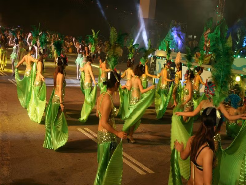 Đoàn du thuyền xếp hàng cổ vũ Carnaval. Vũ công khoe sắc. Ảnh : BK-TD Vũ công làm duyên trước ống kính. Ảnh : BK-TD Đi cà kheo Vũ điệu cháy bỏng Carnaval Hàng vạn khán giả chào đón Carnaval. Ảnh : BK-TD Màn pháo hoa rực rỡ kết thúc lễ hội. Ảnh : BK-TD