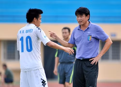 HLV Phan Thanh (phải) sắp nắm đội tuyển Việt Nam thi đấu tại AFF Cup 2012