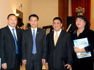 "Tỷ phú Ả Rập" Thureign Aung (thứ hai, từ phải sang) cùng lãnh đạo Tập đoàn Dầu khí Thái Lan (PTT) và Tập đoàn Khang Thông tại buổi công bố ngày 15/8. Ảnh: Trí Tín. "Tỷ phú Ả Rập" Thureign Aung (thứ hai, từ phải sang) cùng lãnh đạo Tập đoàn Dầu khí Thái Lan (PTT) và Tập đoàn Khang Thông tại buổi công bố ngày 15/8. Ảnh: Trí Tín.