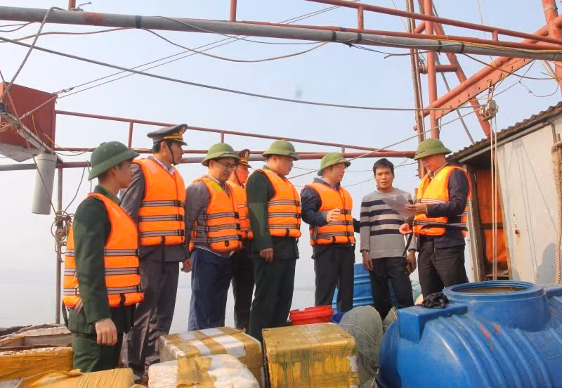 Lực lượng chức năng Thanh Hoá kiểm tra các tàu cá