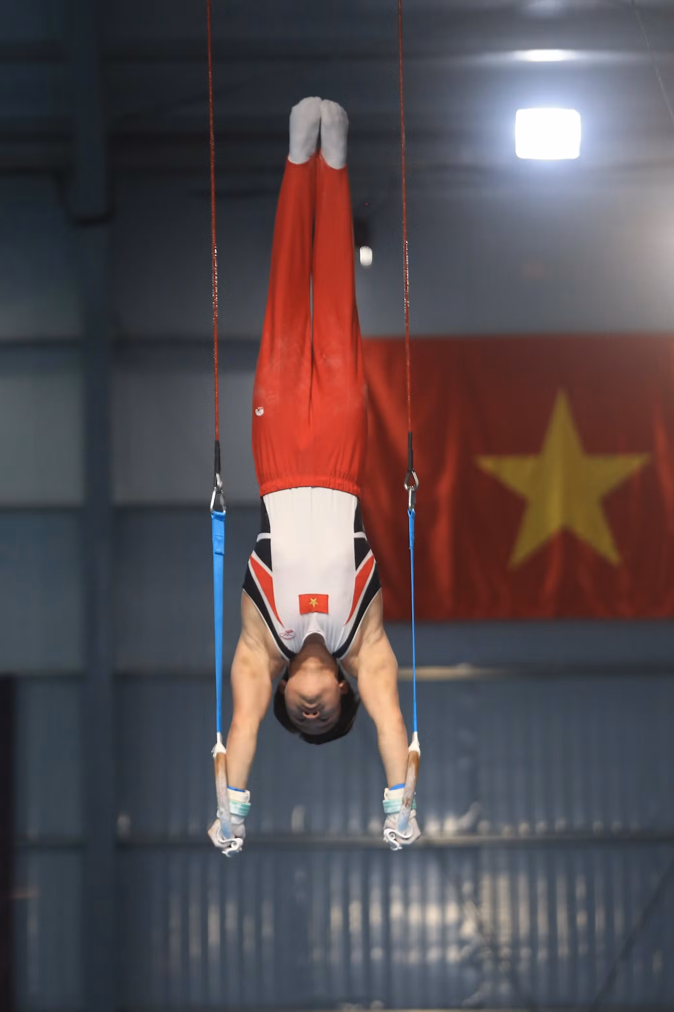 Số điểm mà Khánh Phong giành được là 14.200, trong khi Yulo giành được 14.000 điểm.