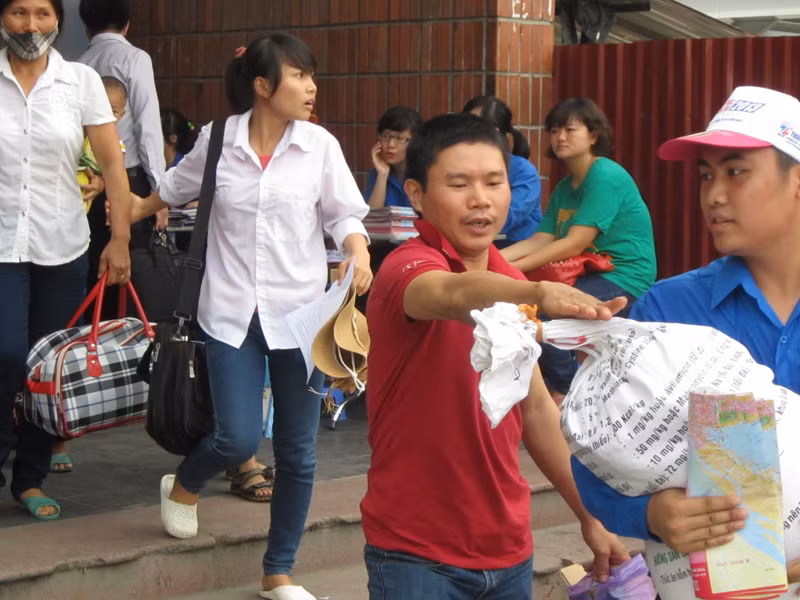 Nhiều sinh viên tình nguyện vẫn ra sức mang vác hành lý cho các em học sinh