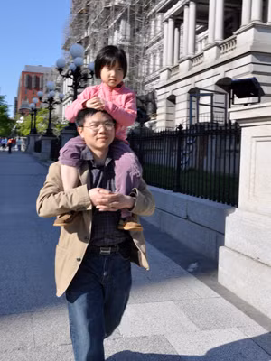 Bố Châu và cô con gái út (An) trên đường phố Washington