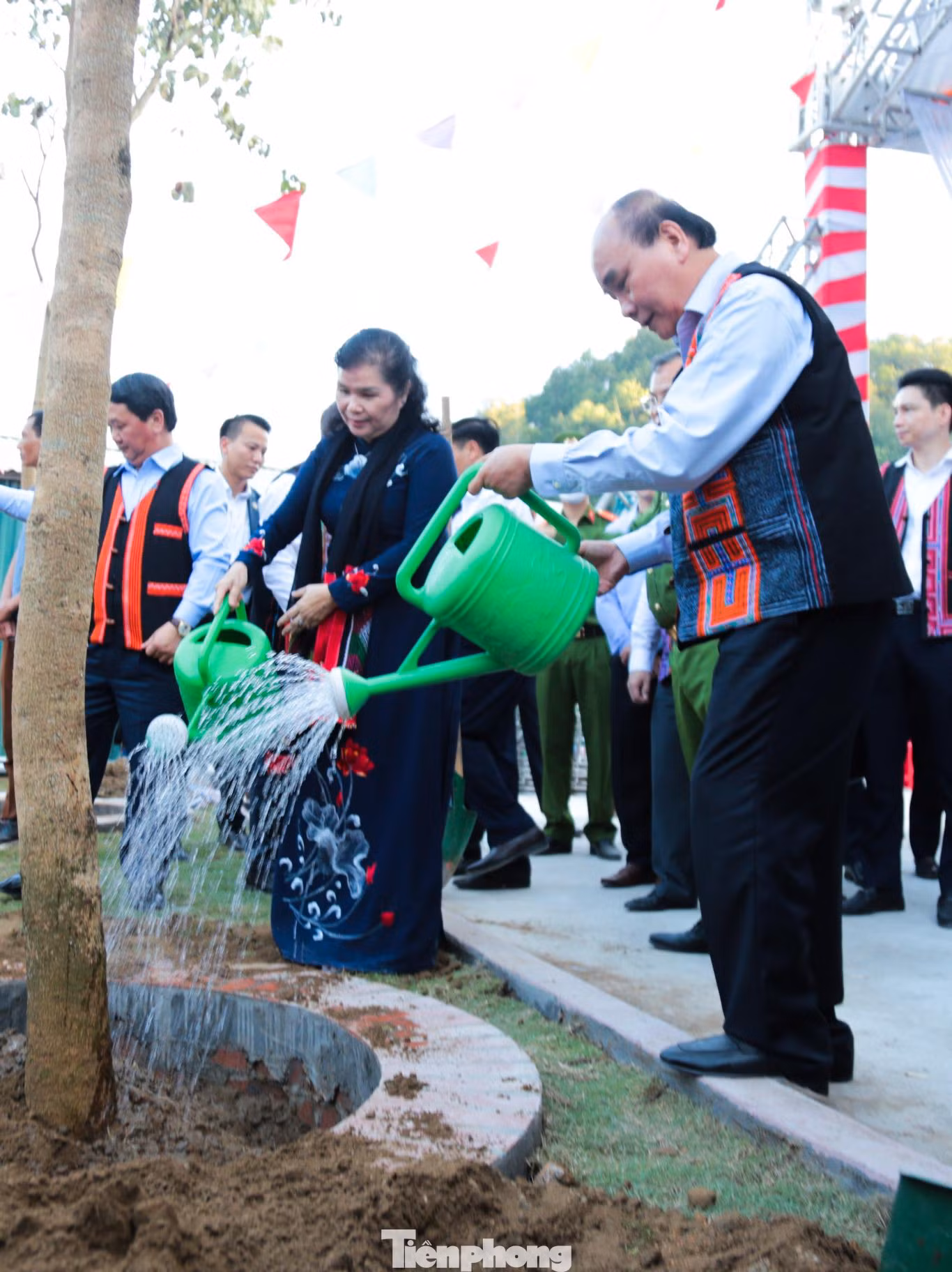 Tại ngày hội Đại đoàn kết, Chủ tịch nước Nguyễn Xuân Phúc cùng lãnh đạo các bộ, ngành, địa phương trồng cây lưu niệm.