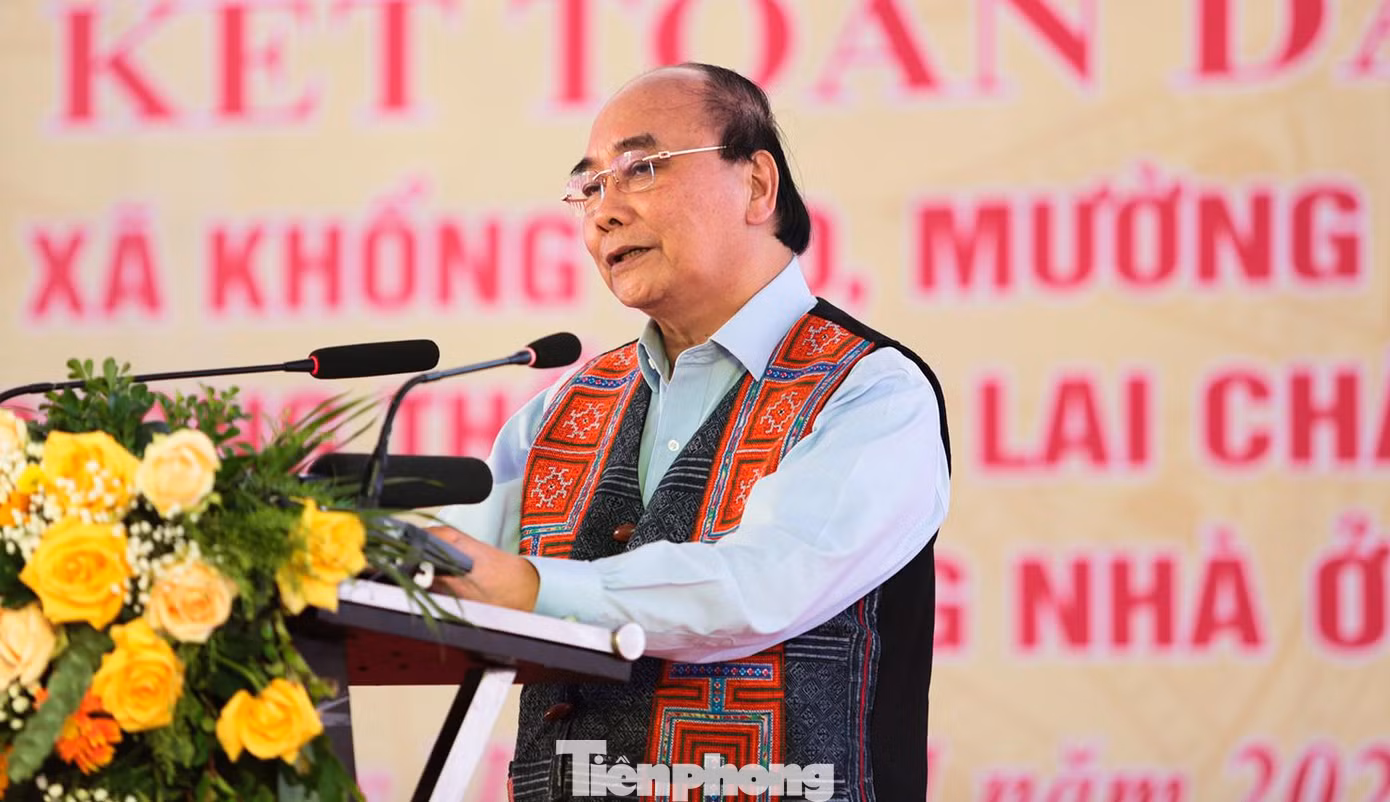 Chủ tịch nước Nguyễn Xuân Phúc vui mừng, xúc động thấy không khí tưng bừng, háo hức từ trẻ đến già, các cụ, các ông, bà, anh, chị và các cháu với khuôn mặt rạng ngời, cờ hoa rực rỡ đón chào ngày hội Đại đoàn kết toàn dân tộc tại liên khu dân cư 3 xã Khổng Lào - Mường So - Hoang Thèn.