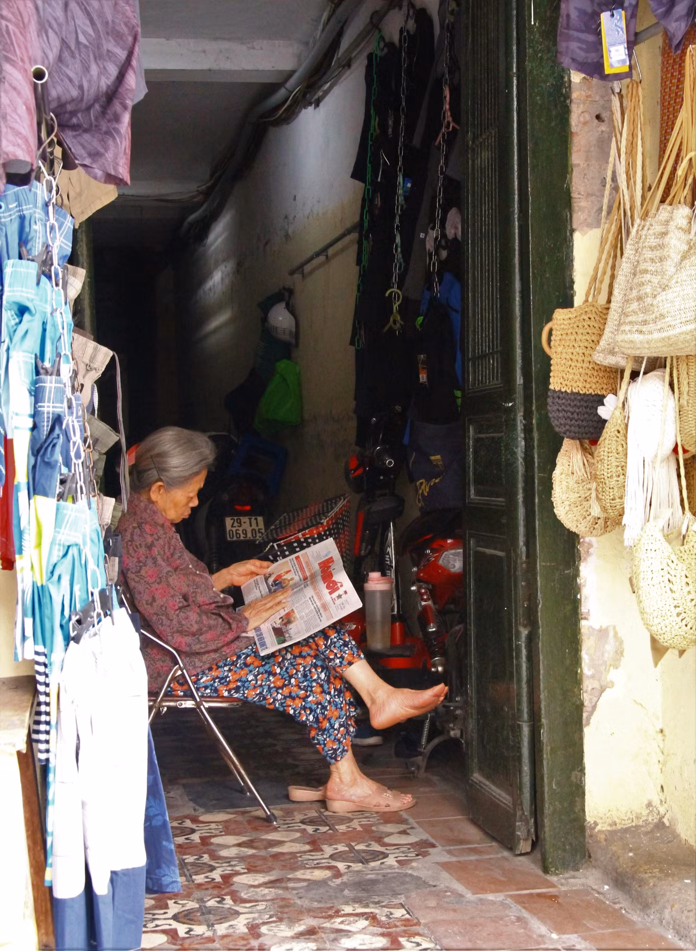Bên trong ngõ không chỉ có nhà dân mà còn có cửa hàng, quán ăn, cà phê.