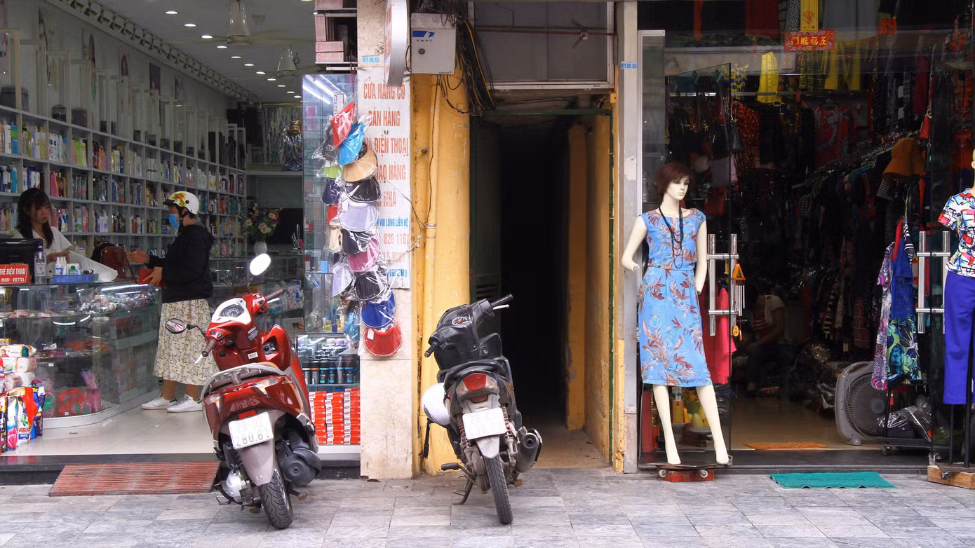 Bên cạnh các con ngõ nhỏ là các cửa hàng kinh doanh nhộn nhịp, tạo ra sự đối lập với những gì diễn ra bên trong những con ngõ siêu nhỏ ở Hà Nội.