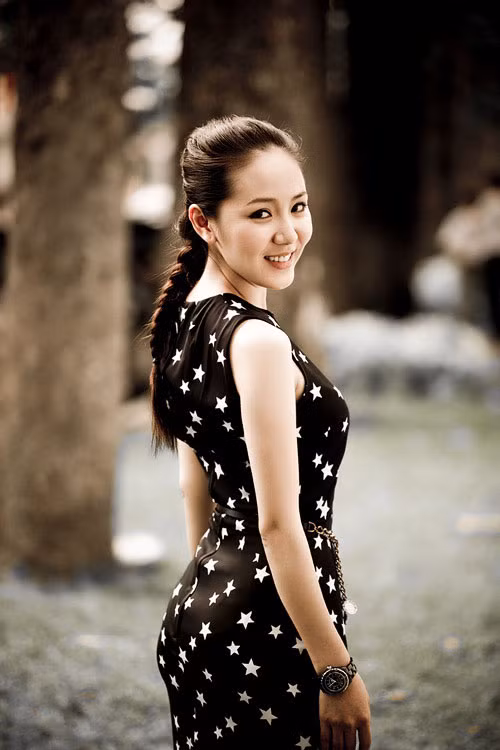 Hiền Thục Hoa hậu Ngọc Hân. "Nữ hoàng nội y" Ngọc Trinh Ca sĩ Phương Linh Hot girl Chi Pu Trúc Diễm Yến Trang Hot girl Kelly "Công chúa bong bóng" Bảo Thy Elly Trần Kim Hiền Trương Ngọc Ánh Hot girl Midu Dương Yến Ngọc Hồ Ngọc Hà Siêu mẫu Trang Trần Hot girl Huyền Lizze Jenifer Phạm "Bà mẹ nhí" Phương Trinh. Bảo Trân