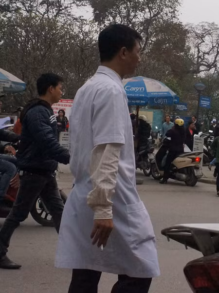 Y, bác sỹ cũng ngăm điếu thuốc trên tay