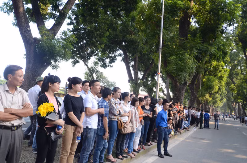 Trên vỉa hè người dân đứng kín nhìn vào trong nhà Đại tướng