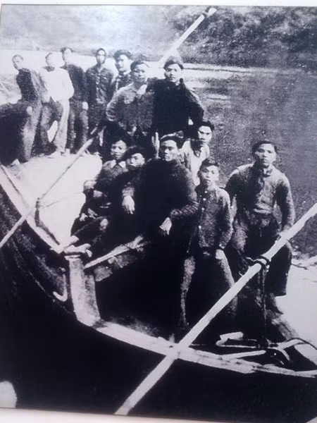 Cán bộ nhà máy in tiền vận chuyển máy in tiền lên Tuyên Quang, năm 1947