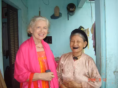 Elizabeth McLean và một cụ già người Việt