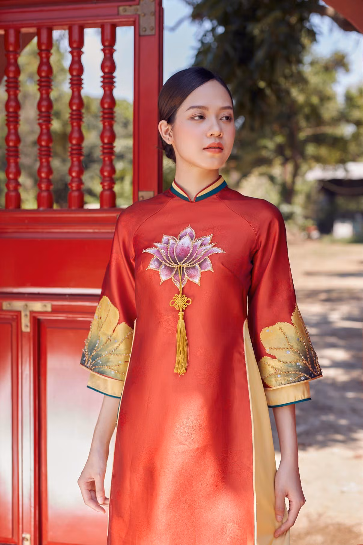Thanh Thủy duyên dáng trong mẫu áo dài truyền thống trước khi tham gia Hoa hậu Việt Nam.