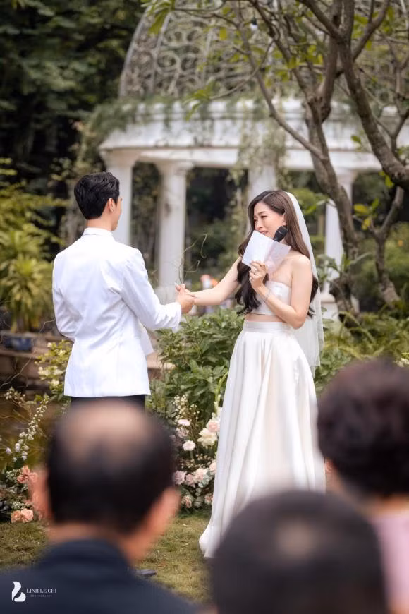 Khoảnh khắc xúc động của cặp đôi trong hôn lễ chính thức của mình.