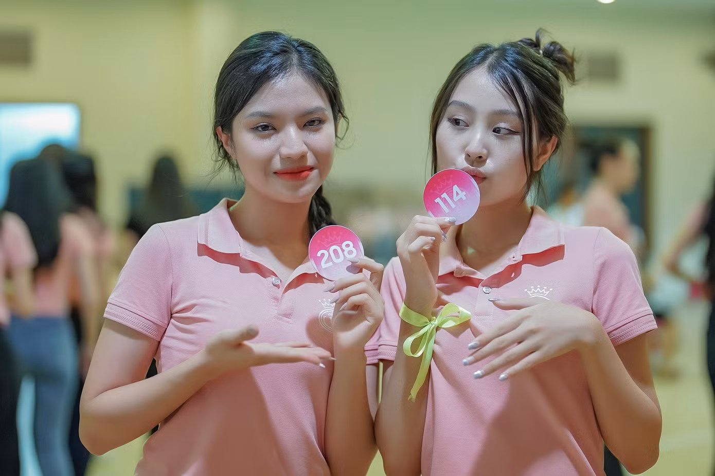 Các thí sinh không ngừng động viên, hỗ trợ lẫn nhau để mang đến kết quả tốt nhất. Các thí sinh không ngừng động viên, hỗ trợ lẫn nhau để mang đến kết quả tốt nhất.