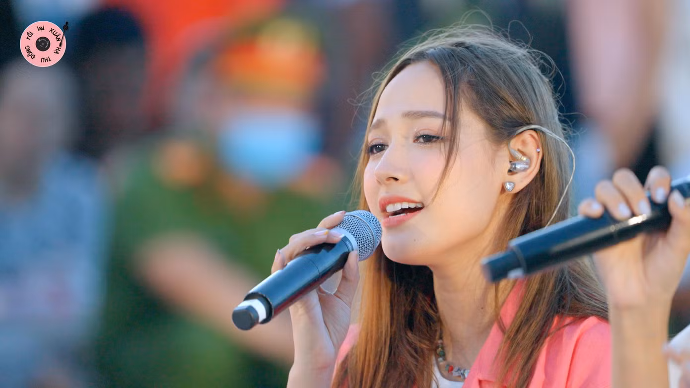 Cara liên tục nghẹn ngào khi lắng nghe và thể hiện những ca khúc về gia đình.