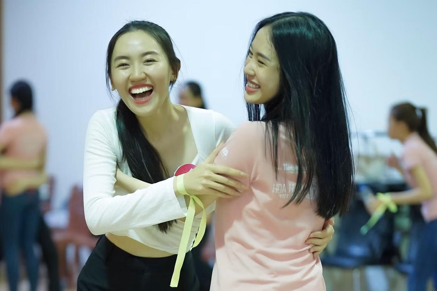 Cho dù lịch tập luyện dày đặc nhưng các thí sinh vẫn luôn rất tươi tắn rạng rỡ. Cho dù lịch tập luyện dày đặc nhưng các thí sinh vẫn luôn rất tươi tắn rạng rỡ.