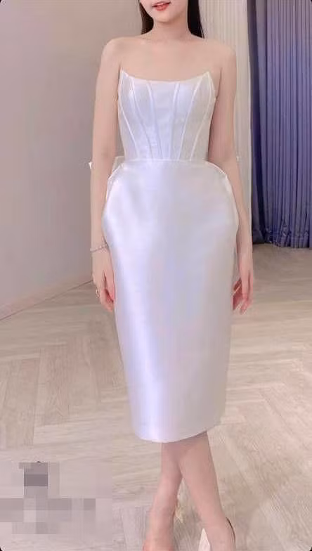 Ngân Anh ưu tiên những mẫu váy cưới đơn giản và thanh lịch.