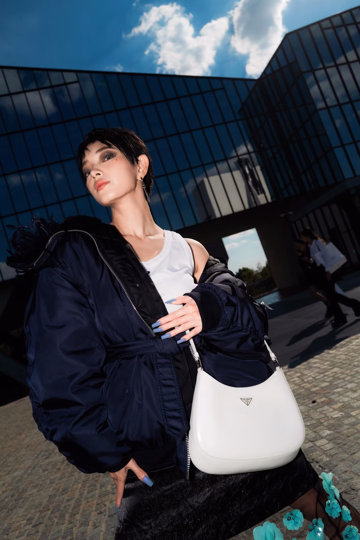 Châu Bùi xuất hiện với mái tóc tém đầy cá tính khi vừa đặt chân xuống Milan Fashion Week. Châu Bùi xuất hiện với mái tóc tém đầy cá tính khi vừa đặt chân xuống Milan Fashion Week.
