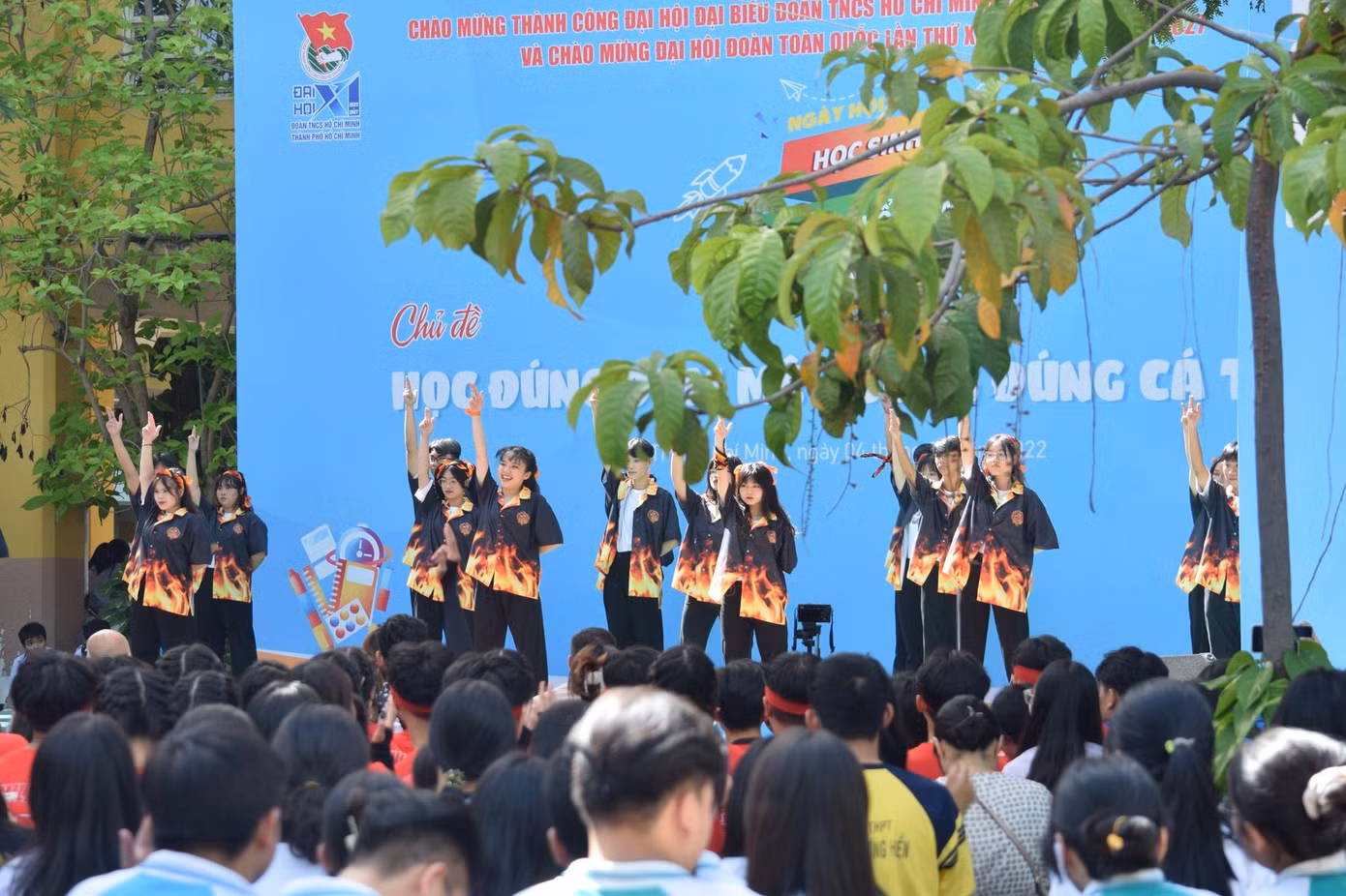 "Cháy" hết mình với Vũ Điệu Thanh Xuân. Nguồn: Fanpage trường THPT Hùng Vương "Cháy" hết mình với Vũ Điệu Thanh Xuân. Nguồn: Fanpage trường THPT Hùng Vương