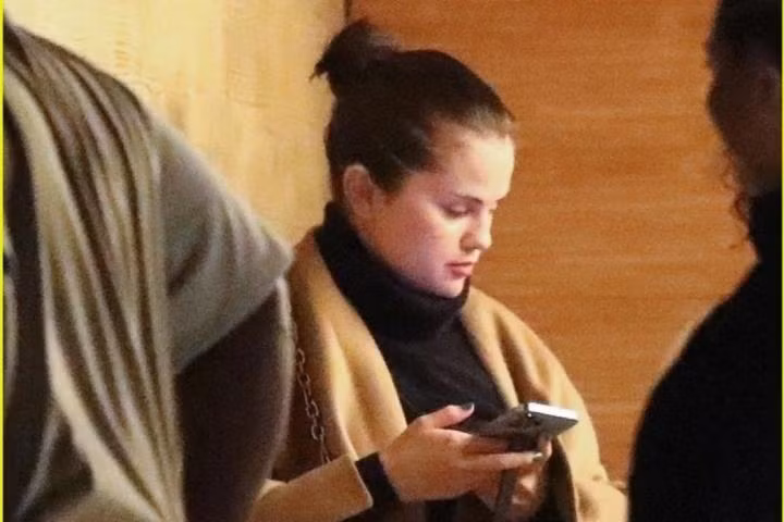 Selena Gomez tỏ ra không quá bận tâm đến những ồn ào gần đây. Selena Gomez tỏ ra không quá bận tâm đến những ồn ào gần đây.