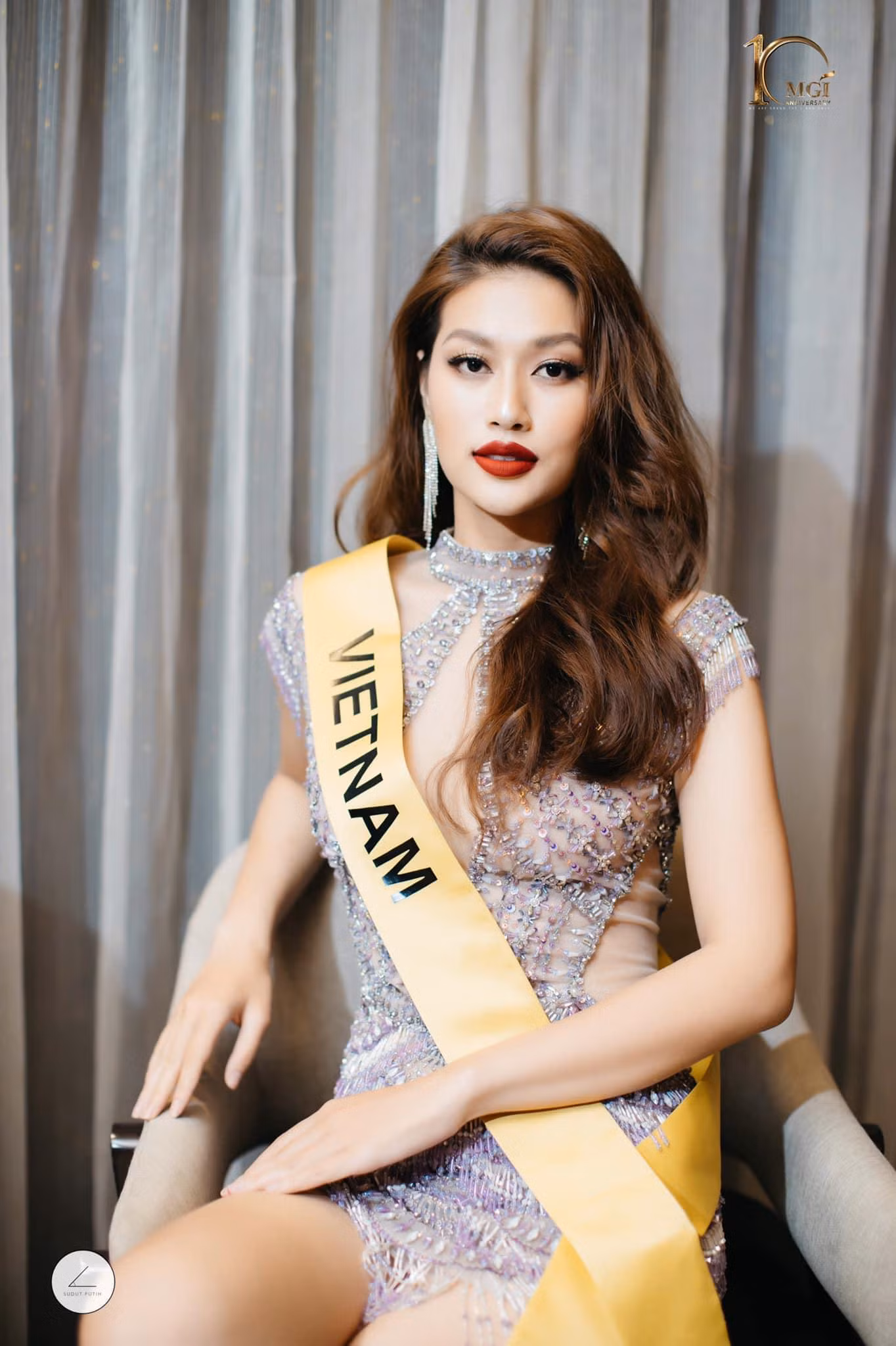 Nàng hậu nhận về sự chỉ trích từ cộng đồng mạng sau những phần thi tại Miss Grand. Nàng hậu nhận về sự chỉ trích từ cộng đồng mạng sau những phần thi tại Miss Grand.