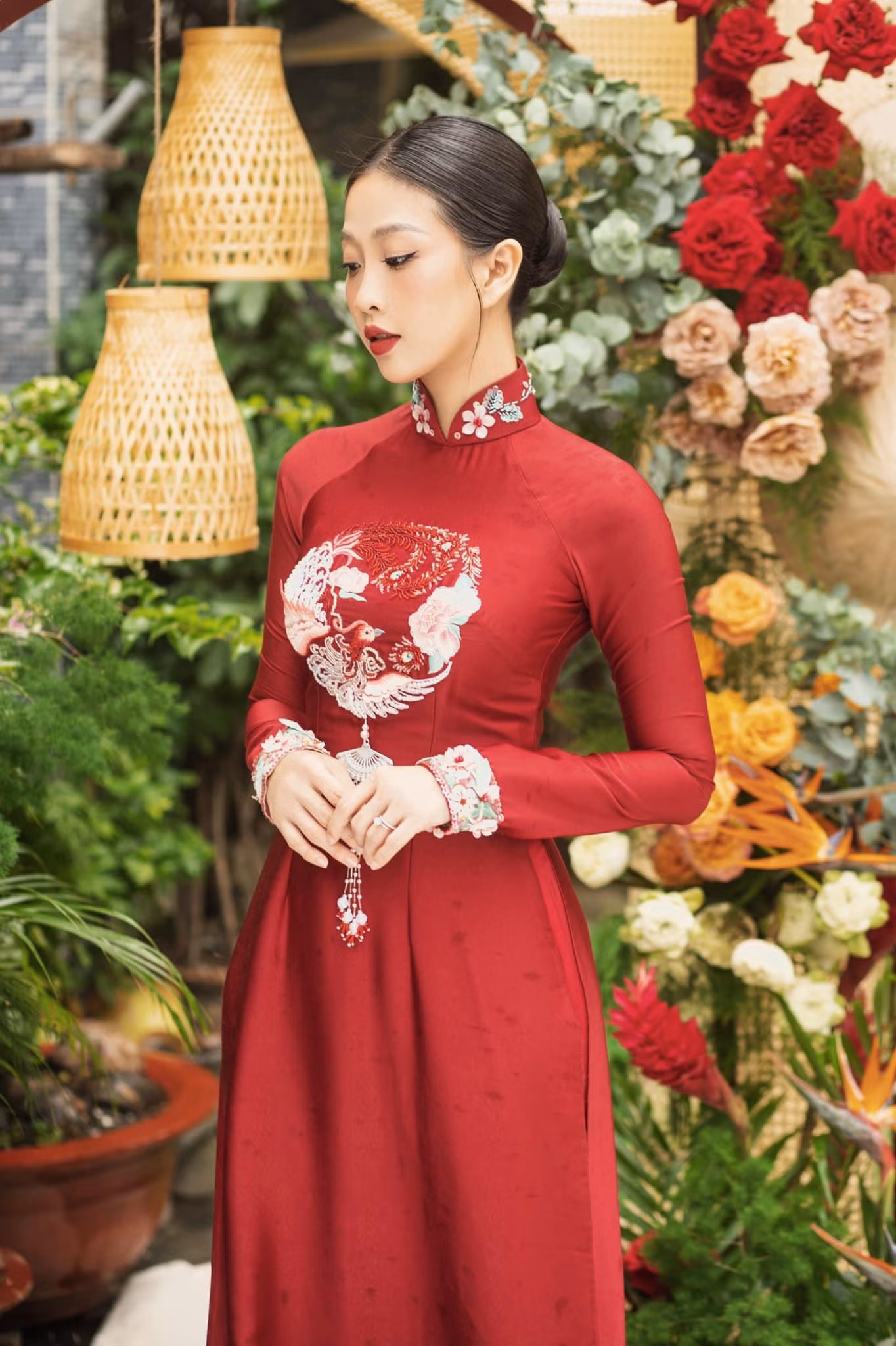 Hai chiếc áo dài mang màu sắc thời "ông bà anh" được cặp đôi lựa chọn. Ảnh: FBNV Hai chiếc áo dài mang màu sắc thời "ông bà anh" được cặp đôi lựa chọn. Ảnh: FBNV