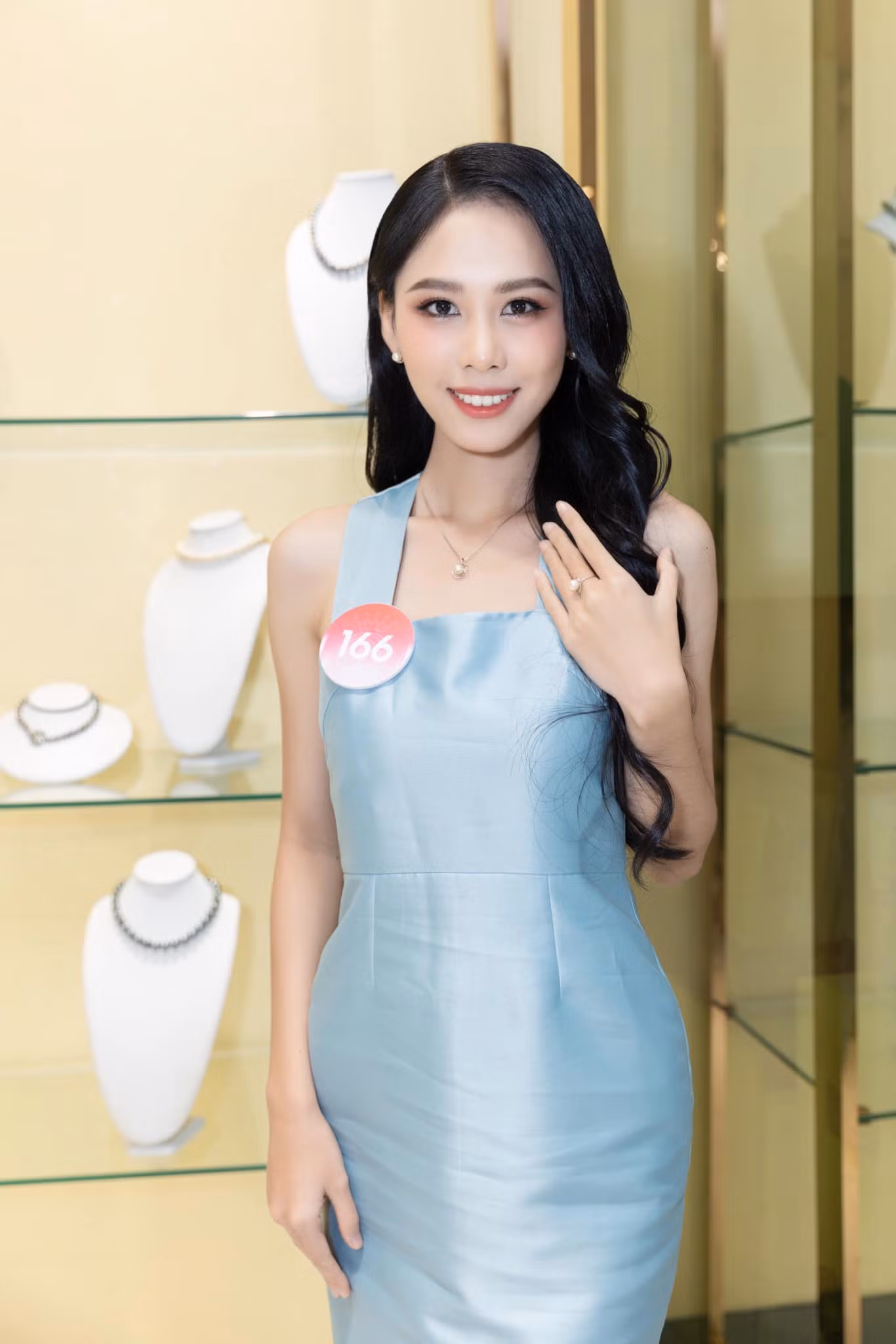 Cô luôn biết cách thay đổi bản thân mình trong từng hoàn cảnh để mang đến diện mạo chỉn chu trước mắt mọi người.