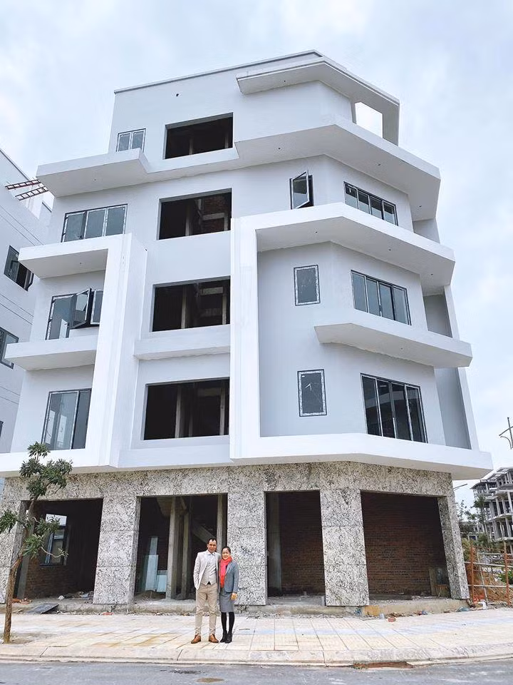 Căn biệt thự rộng lớn nằm ngay mặt tiền của một con phố tại Bắc Ninh. Căn biệt thự rộng lớn nằm ngay mặt tiền của một con phố tại Bắc Ninh.