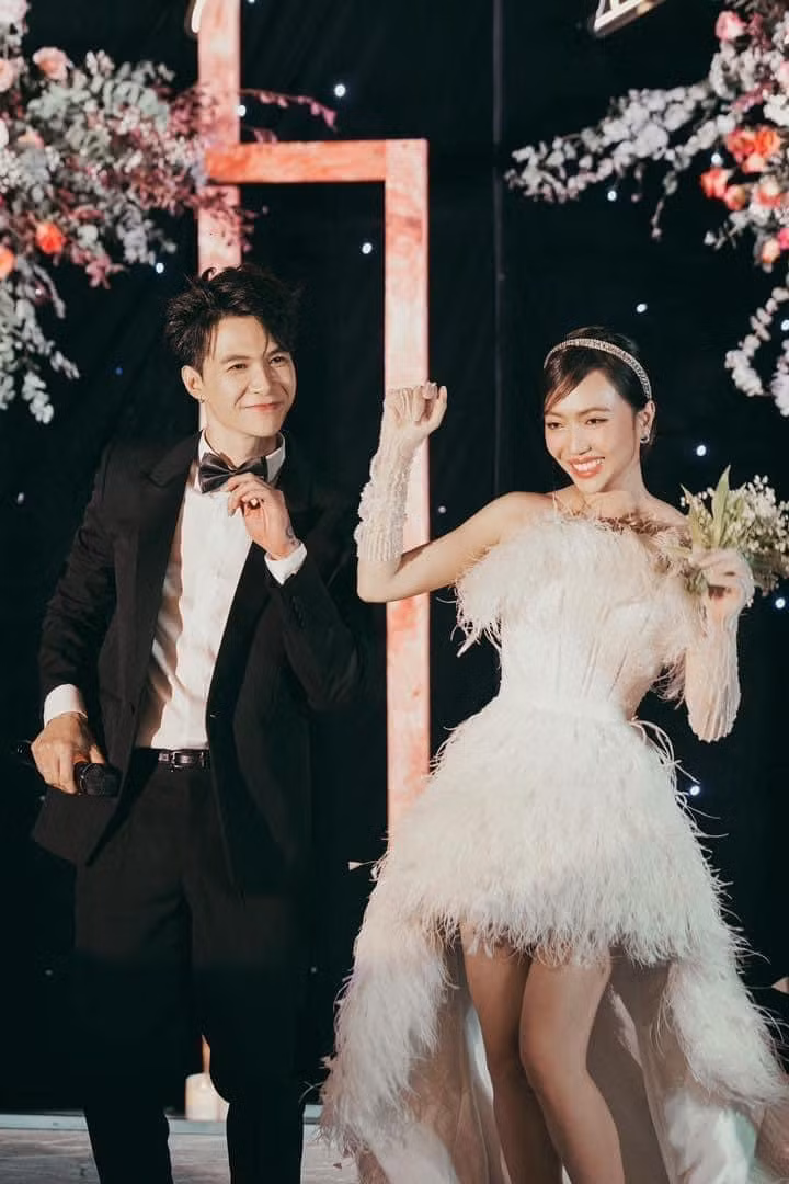 Trang phục buổi tối của nàng dâu được thiết kế khá năng động. Trang phục buổi tối của nàng dâu được thiết kế khá năng động.