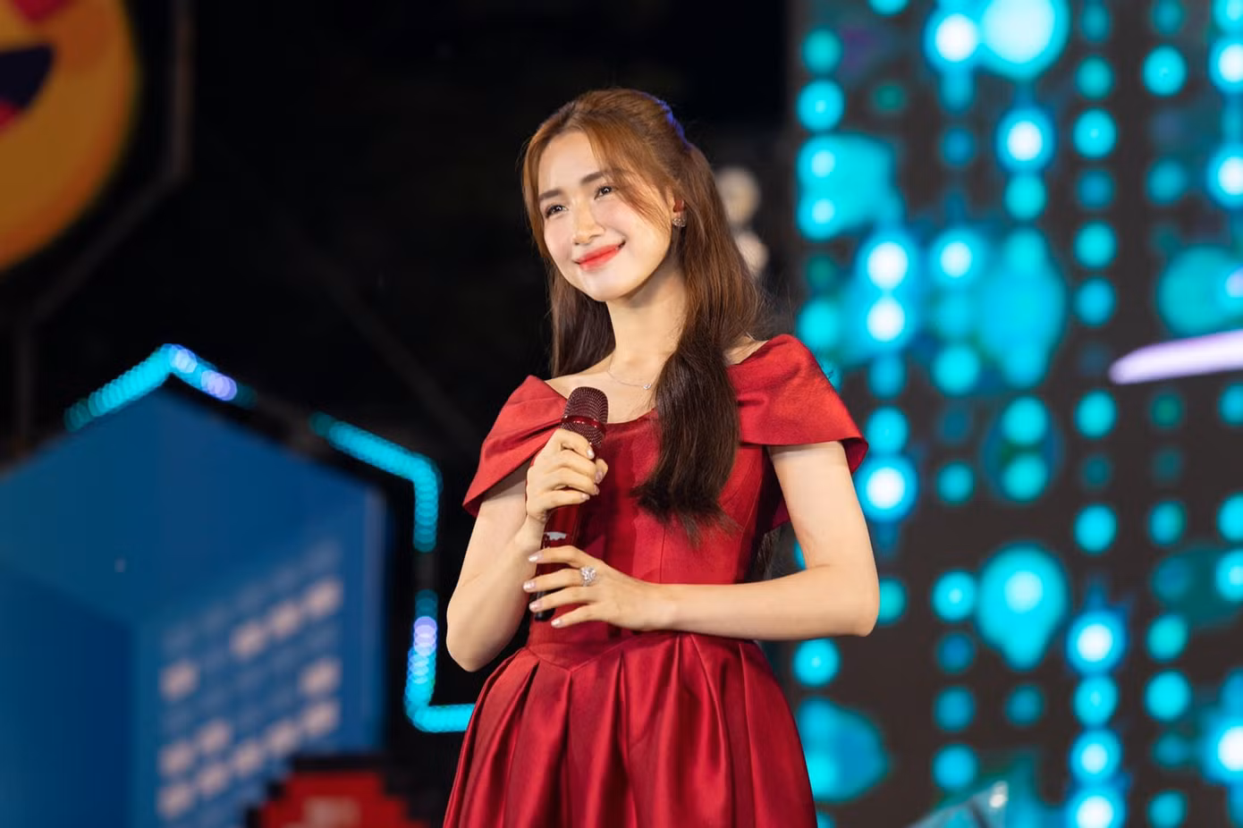 Sau nhiều năm hoạt động trong nghề, Hòa Minzy dần xác lập vị thế vững chắc trong showbiz. Sau nhiều năm hoạt động trong nghề, Hòa Minzy dần xác lập vị thế vững chắc trong showbiz.