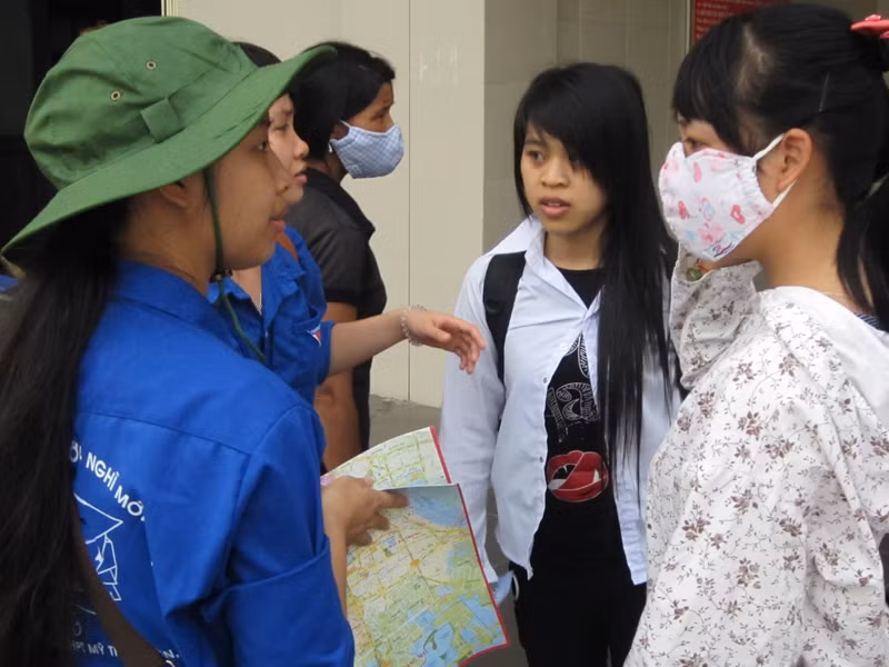 Rất đông những bạn sinh viên tình nguyện đã giúp đỡ tư vấn nhà trọ, chỉ đường đi cho thí sinh