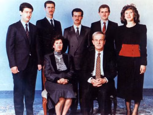 Maher đứng ngoài cùng bên trái, cạnh anh trai, Tổng thống Bashar al-Assad, trong một bức ảnh của gia đình. Ảnh: Wikipedia