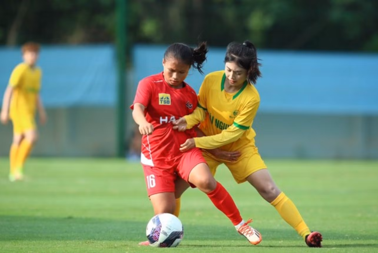 Một trận đấu ở giải U16 quốc gia năm 2024 của Thái Nguyên và Hà Nội (ảnh Hà Xuân)