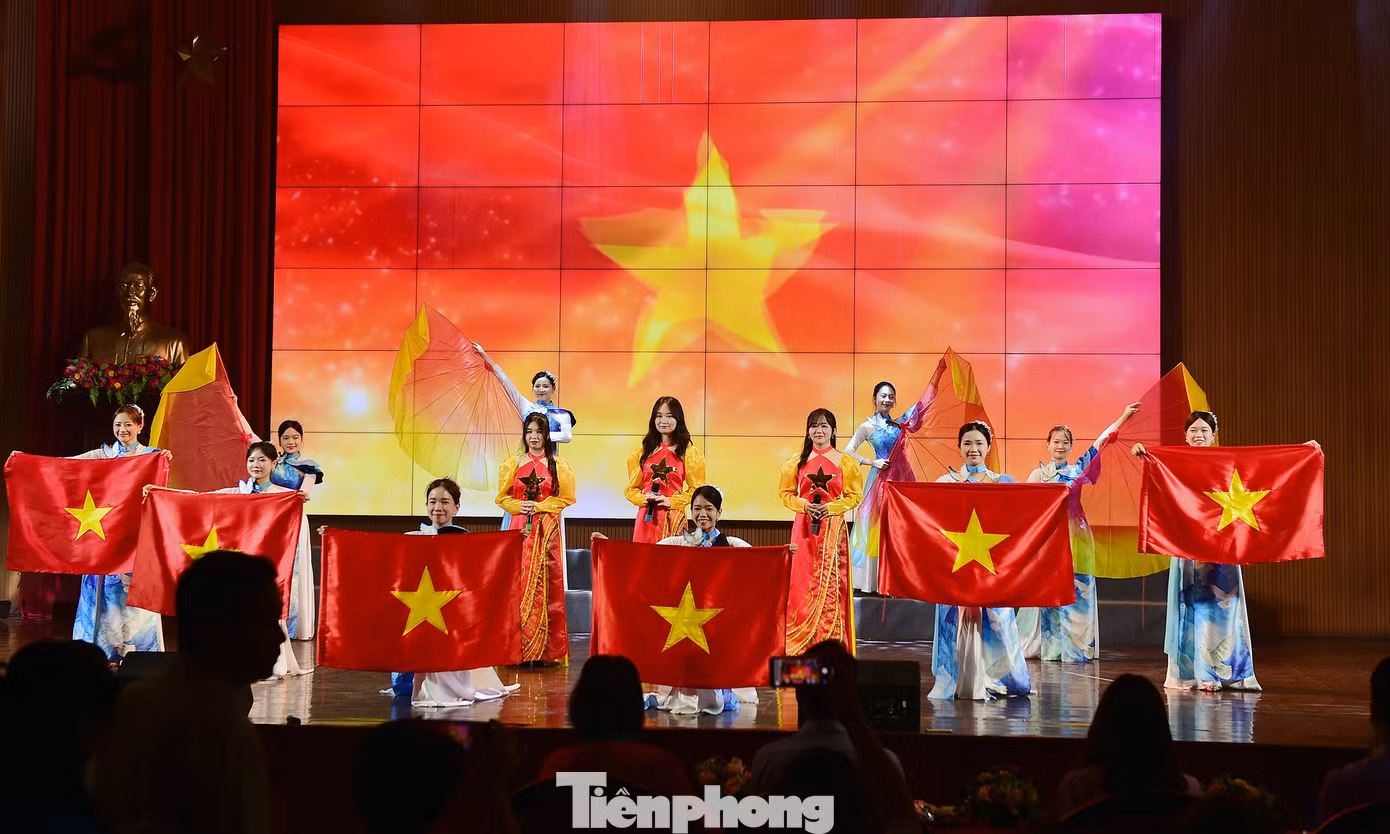 Ngày 9/5, tại Học viện Tài chính, Đoàn Thanh niên – Hội Sinh viên Việt Nam Thành phố Hà Nội tổ chức Ngày hội “Sinh viên 5 tốt” lần thứ VI năm 2025. Dự chương trình có anh Nguyễn Bá Cát - Ủy viên Ban Chấp hành, Phó Trưởng ban Thanh niên trường học T.Ư Đoàn, Phó Chủ tịch T.Ư Hội Sinh viên Việt Nam. Ảnh: Xuân Tùng
