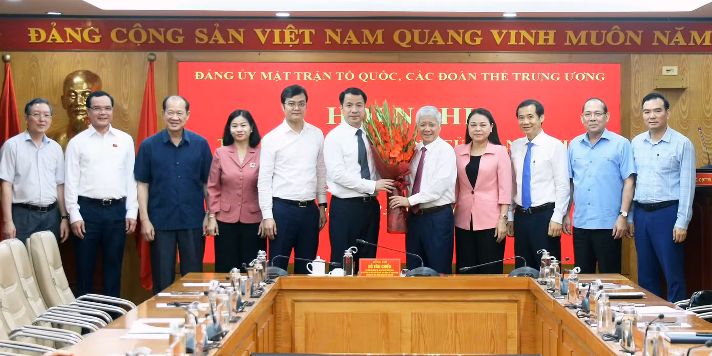 Lãnh đạo Đảng uỷ MTTQ, các đoàn thể Trung ương tặng hoa chúc mừng anh Ngô Văn Cương.