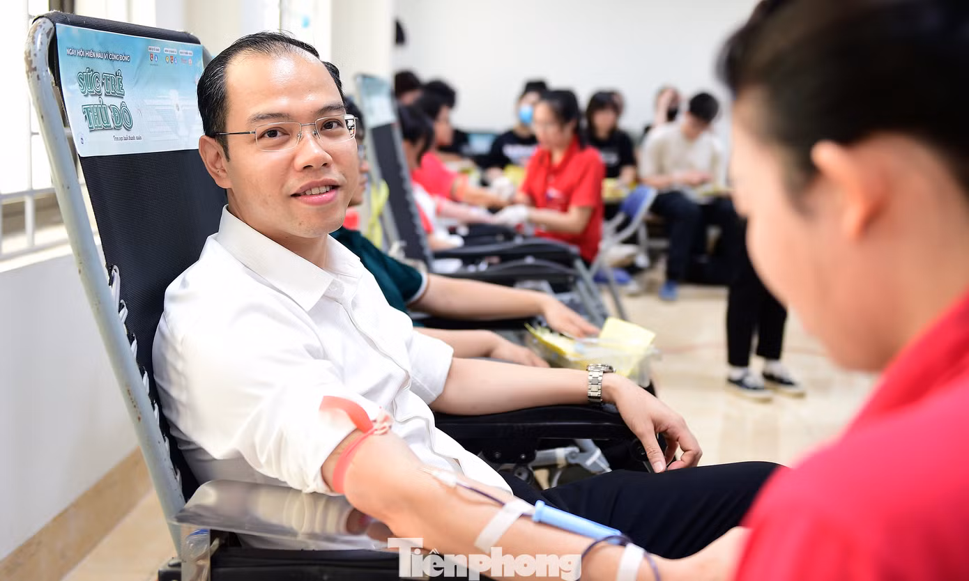 Cùng với các bạn hội viên, sinh viên các trường, anh Nguyễn Tiến Hưng đã tham gia hiến máu tại Ngày hội và lan tỏa hành động ý nghĩa thể hiện "Sức trẻ Thủ đô" hướng tới cộng đồng.