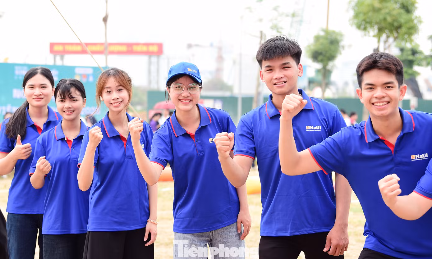Trong ngày hội, các bạn sinh viên còn tham gia cuộc thi Rung chuông vàng với chủ đề “Tìm hiểu Chủ nghĩa Mác - Lênin, tư tưởng Hồ Chí Minh”; cuộc thi tìm hiểu kiến thức ASEAN và giao lưu văn hoá nghệ thuật quốc tế; Workshop trực tuyến “AI: From Zero to Hero – Hành trình sử dụng AI hiệu quả”; hội thảo khoa học sinh viên “Hướng dẫn công bố bài báo quốc tế - Phát triển năng lực cho sinh viên Việt Nam: Chiến lược và Hành động”...