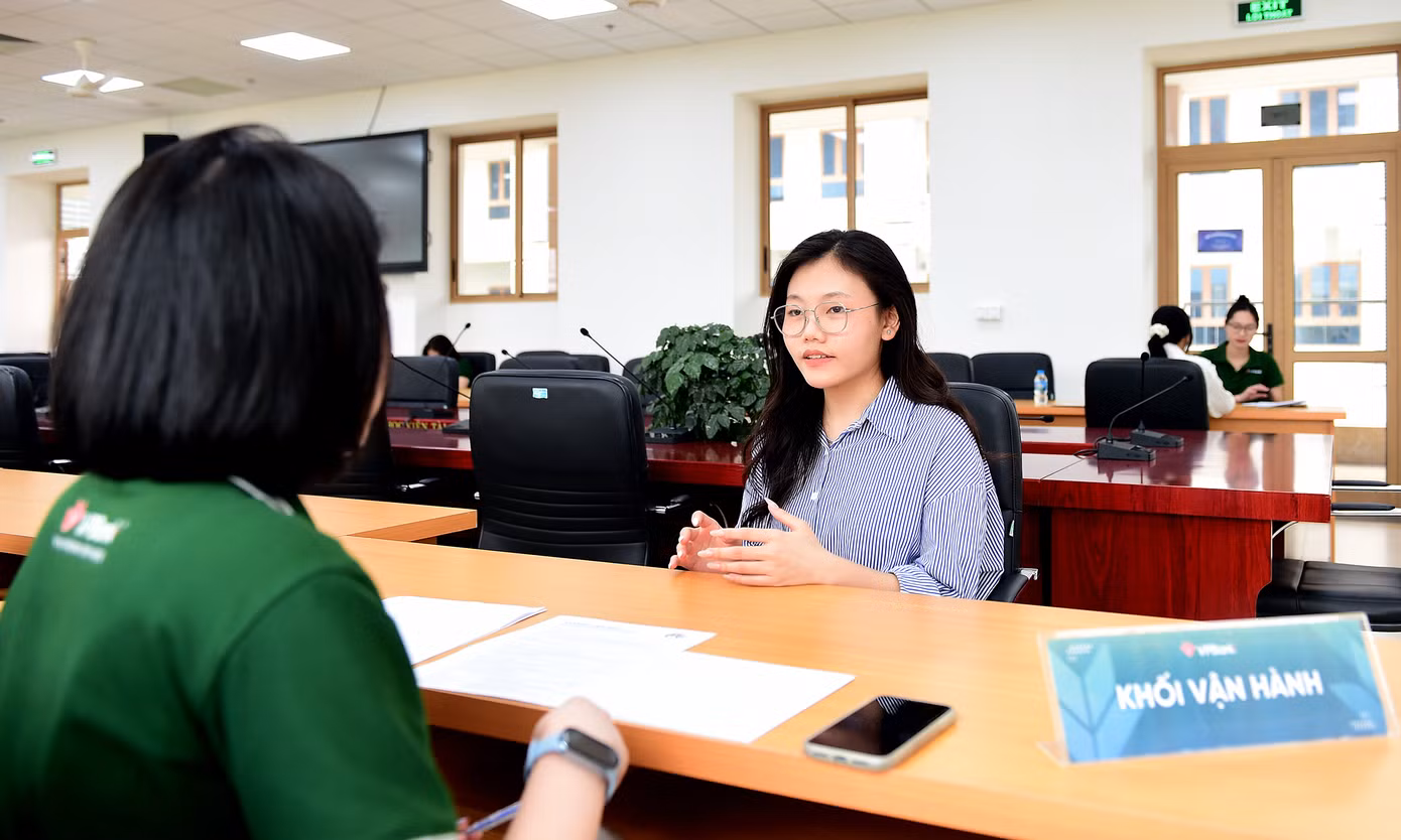 Chia sẻ với Tiền Phong, bạn Hoàng Yến Nhi (sinh viên năm 2 ngành Ngân hàng Chất lượng cao, Trường ĐH Kinh tế quốc dân) cho biết đã vượt gần 20km đến với Ngày hội, để tìm kiếm cơ hội thực tập, làm việc tại ngân hàng. “Tìm hiểu thông tin về Ngày hội, tôi biết VP Bank có mảng ngân hàng số là lĩnh vực rất phù hợp với mong muốn của bản thân nên đã tham gia để tìm kiếm cơ hội, cũng như có dịp học hỏi, tư vấn định hướng”, Nhi nói. Yến Nhi cho biết thêm, cô đã có cơ hội tham gia ngày hội "Sinh viên 5 tốt" ở trường ĐH Kinh tế Quốc dân và một số trường khác. Đây thực sự là hoạt động ý nghĩa giúp sinh viên, nhất là những bạn năm nhất, năm hai có thêm sự tư vấn, định hướng để hoàn thiện, phát triển bản thân; có thêm động lực để phấn đấu. Trong thời gian qua, nữ sinh ngành Ngân hàng đã phấn đấu để kỳ học này và những kỳ học sắp tới sẽ đạt danh hiệu Sinh viên 5 tốt. Chia sẻ với Tiền Phong, bạn Hoàng Yến Nhi (sinh viên năm 2 ngành Ngân hàng Chất lượng cao, Trường ĐH Kinh tế quốc dân) cho biết đã vượt gần 20km đến với Ngày hội, để tìm kiếm cơ hội thực tập, làm việc tại ngân hàng. “Tìm hiểu thông tin về Ngày hội, tôi biết VP Bank có mảng ngân hàng số là lĩnh vực rất phù hợp với mong muốn của bản thân nên đã tham gia để tìm kiếm cơ hội, cũng như có dịp học hỏi, tư vấn định hướng”, Nhi nói. Yến Nhi cho biết thêm, cô đã có cơ hội tham gia ngày hội "Sinh viên 5 tốt" ở trường ĐH Kinh tế Quốc dân và một số trường khác. Đây thực sự là hoạt động ý nghĩa giúp sinh viên, nhất là những bạn năm nhất, năm hai có thêm sự tư vấn, định hướng để hoàn thiện, phát triển bản thân; có thêm động lực để phấn đấu. Trong thời gian qua, nữ sinh ngành Ngân hàng đã phấn đấu để kỳ học này và những kỳ học sắp tới sẽ đạt danh hiệu Sinh viên 5 tốt.