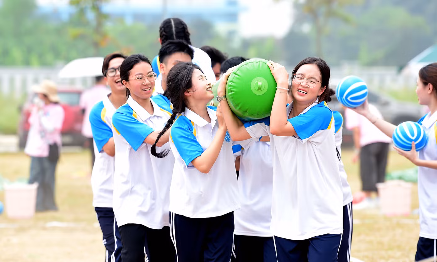 Đông đảo sinh viên đã hào hứng tham gia 5 nội dung thi đấu chính, gồm: chạy 100m dành cho cả nam và nữ; kéo co đồng đội; Golf; trò chơi đồng đội “chuyến tàu tốc hành”, nhảy bao bố. Đông đảo sinh viên đã hào hứng tham gia 5 nội dung thi đấu chính, gồm: chạy 100m dành cho cả nam và nữ; kéo co đồng đội; Golf; trò chơi đồng đội “chuyến tàu tốc hành”, nhảy bao bố.