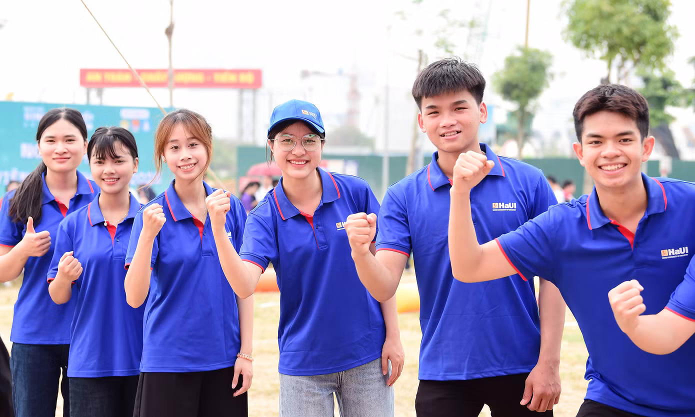 Trong ngày hội, các bạn sinh viên còn tham gia cuộc thi Rung chuông vàng với chủ đề “Tìm hiểu Chủ nghĩa Mác - Lênin, tư tưởng Hồ Chí Minh”; cuộc thi tìm hiểu kiến thức ASEAN và giao lưu văn hoá nghệ thuật quốc tế; Workshop trực tuyến “AI: From Zero to Hero – Hành trình sử dụng AI hiệu quả”; hội thảo khoa học sinh viên “Hướng dẫn công bố bài báo quốc tế - Phát triển năng lực cho sinh viên Việt Nam: Chiến lược và Hành động”... Trong ngày hội, các bạn sinh viên còn tham gia cuộc thi Rung chuông vàng với chủ đề “Tìm hiểu Chủ nghĩa Mác - Lênin, tư tưởng Hồ Chí Minh”; cuộc thi tìm hiểu kiến thức ASEAN và giao lưu văn hoá nghệ thuật quốc tế; Workshop trực tuyến “AI: From Zero to Hero – Hành trình sử dụng AI hiệu quả”; hội thảo khoa học sinh viên “Hướng dẫn công bố bài báo quốc tế - Phát triển năng lực cho sinh viên Việt Nam: Chiến lược và Hành động”...