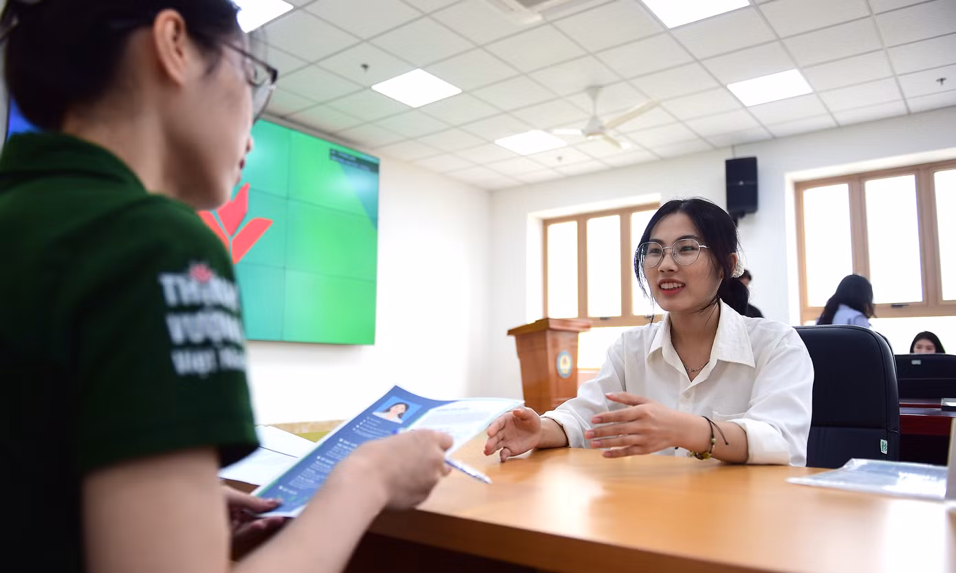 Bạn Hoàng Thu Uyên (sinh viên năm 4 ngành Ngân hàng Bảo hiểm, Học viện Tài chính) từng làm thực tập sinh tại ngân hàng, đi làm ở một công ty chứng khoán, đến Ngày hội với mong muốn có thêm thông tin tư vấn và cơ hội ứng tuyển vị trí giao dịch viên ngân hàng. Cô cho biết đã được đại diện đơn vị tuyển dụng giới thiệu vị trí việc làm, chia sẻ kinh nghiệm khi ứng tuyển, kỹ năng trong giao tiếp, xử lý tình huống… gắn với vị trí giao dịch viên. “Tham gia những hoạt động trong Ngày hội Sinh viên 5 tốt là cách để sinh viên chủ động tìm kiếm cơ hội thực tập, tuyển dụng, đặc biệt là đánh giá bản thân để thay đổi, hoàn thiện”, Uyên bày tỏ. Bạn Hoàng Thu Uyên (sinh viên năm 4 ngành Ngân hàng Bảo hiểm, Học viện Tài chính) từng làm thực tập sinh tại ngân hàng, đi làm ở một công ty chứng khoán, đến Ngày hội với mong muốn có thêm thông tin tư vấn và cơ hội ứng tuyển vị trí giao dịch viên ngân hàng. Cô cho biết đã được đại diện đơn vị tuyển dụng giới thiệu vị trí việc làm, chia sẻ kinh nghiệm khi ứng tuyển, kỹ năng trong giao tiếp, xử lý tình huống… gắn với vị trí giao dịch viên. “Tham gia những hoạt động trong Ngày hội Sinh viên 5 tốt là cách để sinh viên chủ động tìm kiếm cơ hội thực tập, tuyển dụng, đặc biệt là đánh giá bản thân để thay đổi, hoàn thiện”, Uyên bày tỏ.