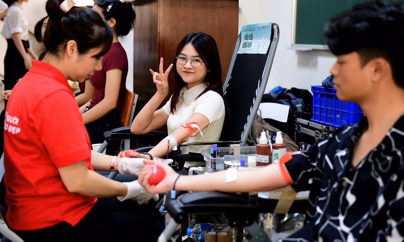 Bạn Nguyễn Thị Thu – sinh viên năm 2 ngành Quản trị kinh doanh, Học viện Tài chính cho biết, đây là lần thứ 2 tham gia hiến máu. “Tôi rất vui khi đủ điều kiện sức khỏe để được hiến máu trong ngày hội của sinh viên, từ đó có thể giúp đỡ tiếp thêm sức khỏe và hy vọng cho người cần máu”, Thu nói. Bạn Nguyễn Thị Thu – sinh viên năm 2 ngành Quản trị kinh doanh, Học viện Tài chính cho biết, đây là lần thứ 2 tham gia hiến máu. “Tôi rất vui khi đủ điều kiện sức khỏe để được hiến máu trong ngày hội của sinh viên, từ đó có thể giúp đỡ tiếp thêm sức khỏe và hy vọng cho người cần máu”, Thu nói.