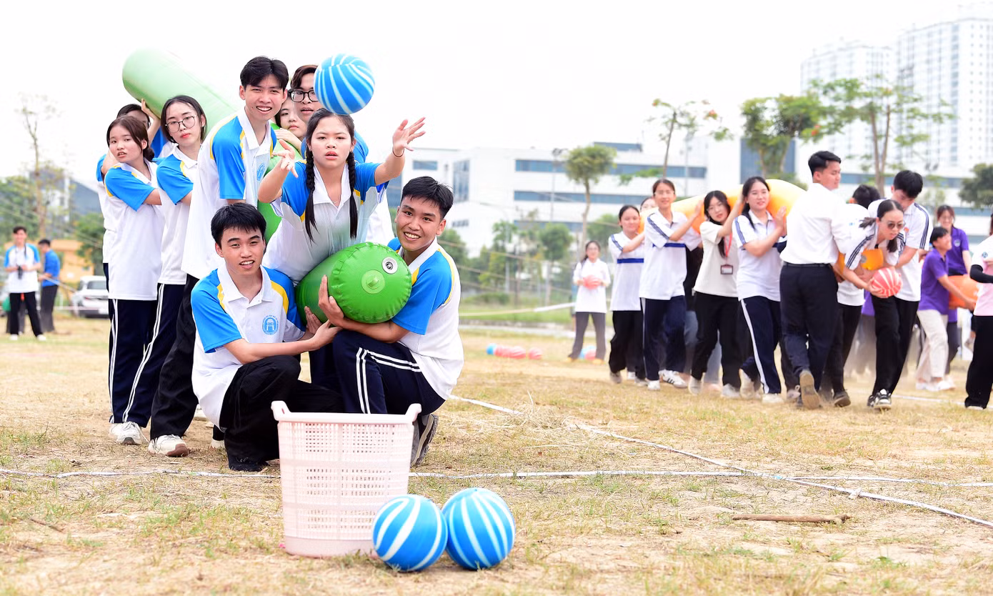 Đông đảo sinh viên đã hào hứng tham gia 5 nội dung thi đấu chính, gồm: chạy 100m dành cho cả nam và nữ; kéo co đồng đội; Golf; trò chơi đồng đội “chuyến tàu tốc hành”, nhảy bao bố. Đông đảo sinh viên đã hào hứng tham gia 5 nội dung thi đấu chính, gồm: chạy 100m dành cho cả nam và nữ; kéo co đồng đội; Golf; trò chơi đồng đội “chuyến tàu tốc hành”, nhảy bao bố.