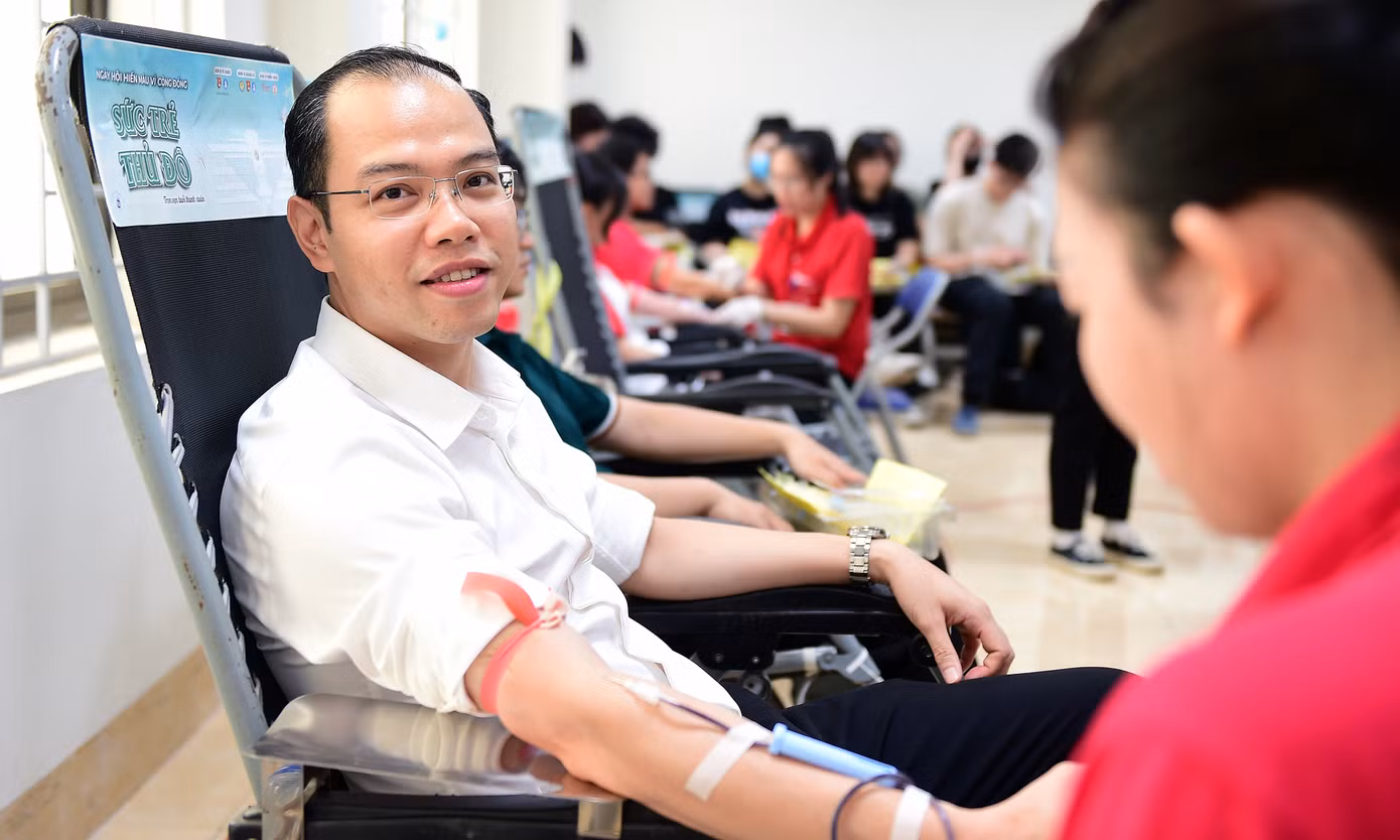 Cùng với các bạn hội viên, sinh viên các trường, anh Nguyễn Tiến Hưng đã tham gia hiến máu tại Ngày hội và lan tỏa hành động ý nghĩa thể hiện "Sức trẻ Thủ đô" hướng tới cộng đồng. Cùng với các bạn hội viên, sinh viên các trường, anh Nguyễn Tiến Hưng đã tham gia hiến máu tại Ngày hội và lan tỏa hành động ý nghĩa thể hiện "Sức trẻ Thủ đô" hướng tới cộng đồng.