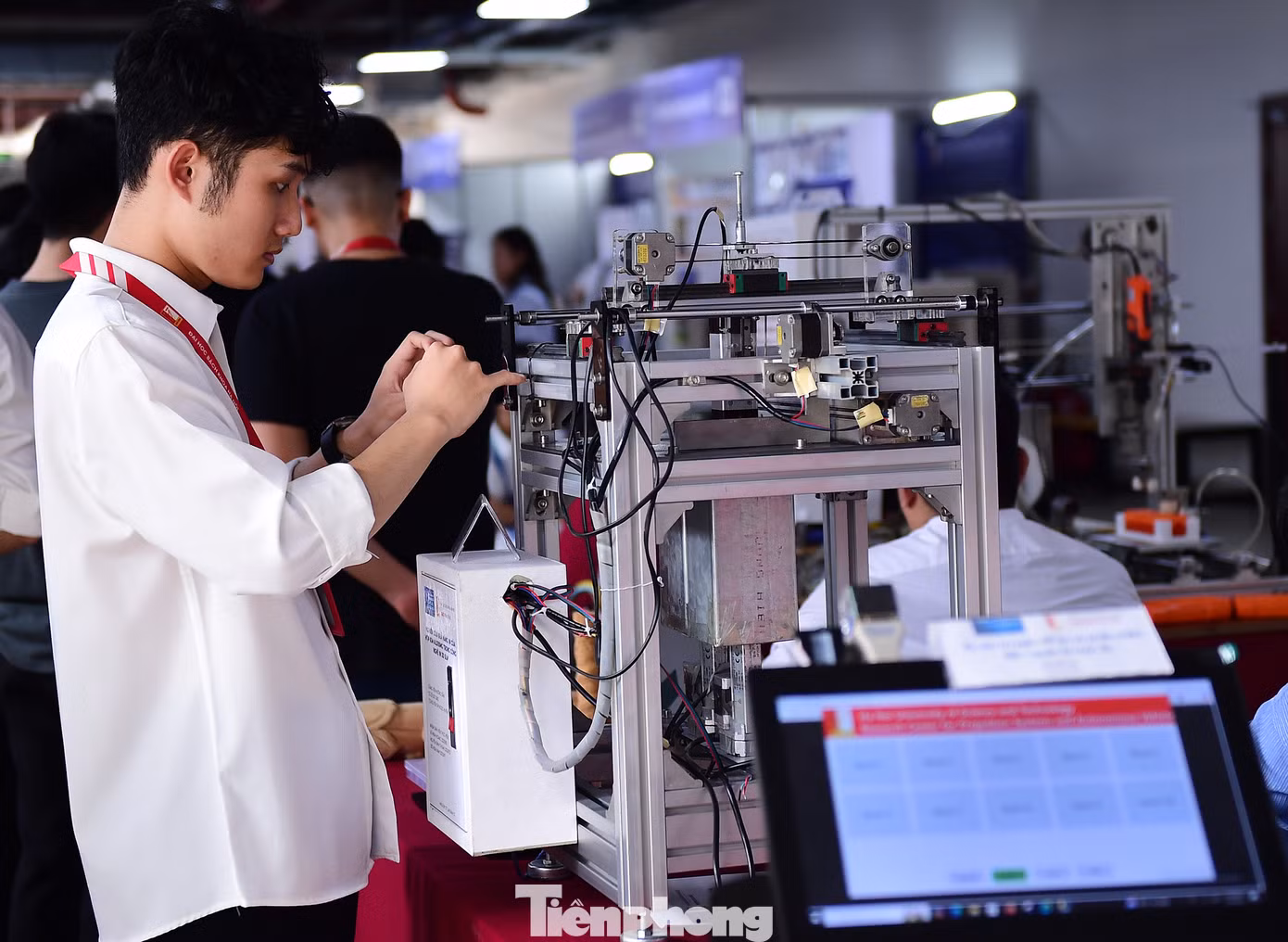 Sản phẩm, mô hình thuộc nhiều lĩnh vực được giới thiệu, trưng bày tại sự kiện. Ảnh: Xuân Tùng Sản phẩm, mô hình thuộc nhiều lĩnh vực được giới thiệu, trưng bày tại sự kiện. Ảnh: Xuân Tùng