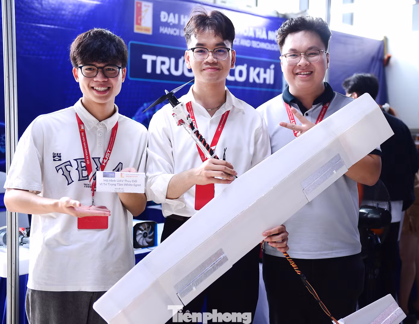 Nhóm ba sinh viên Đỗ Vĩnh Kỳ, Lương Hồng Phong và Vũ Quốc Việt (từ trái sang phải) và mô hình UAV. Ảnh: Xuân Tùng Nhóm ba sinh viên Đỗ Vĩnh Kỳ, Lương Hồng Phong và Vũ Quốc Việt (từ trái sang phải) và mô hình UAV. Ảnh: Xuân Tùng